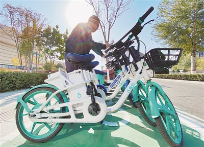 <p>　　遍布城市各个角落的电动共享单车成为市民绿色出行的首选。</p>