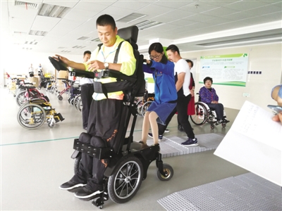 <p>　　为全区205名贫困重度肢体残疾人配发电动站立式轮椅，帮助他们站起来、走出去。</p>