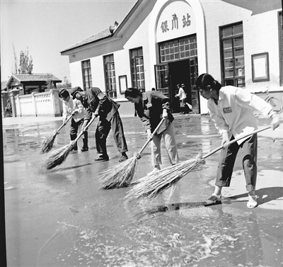 <p>　　1958年银川站正式投入使用，这是第一代银川火车站。车站集客、货运于一体，站房总面积3168平方米，有南北两个候车厅，站场到发线9条，客运站台2座。</p><p>　　温炳光　摄（摄于上世纪70年代）</p>