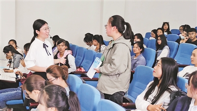 <p>　　刘瑜在课堂上与学生互动。</p><p>　　（图片由受访者提供）</p>