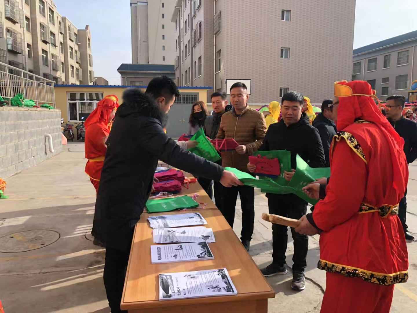 发放民族团结进步宣传品.jpg