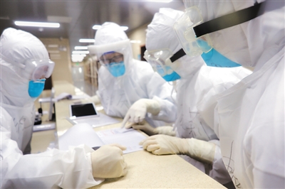 <p>　　在银川市临时急救医院隔离病区护士站，全副武装的护士们正在核对患者信息。</p>