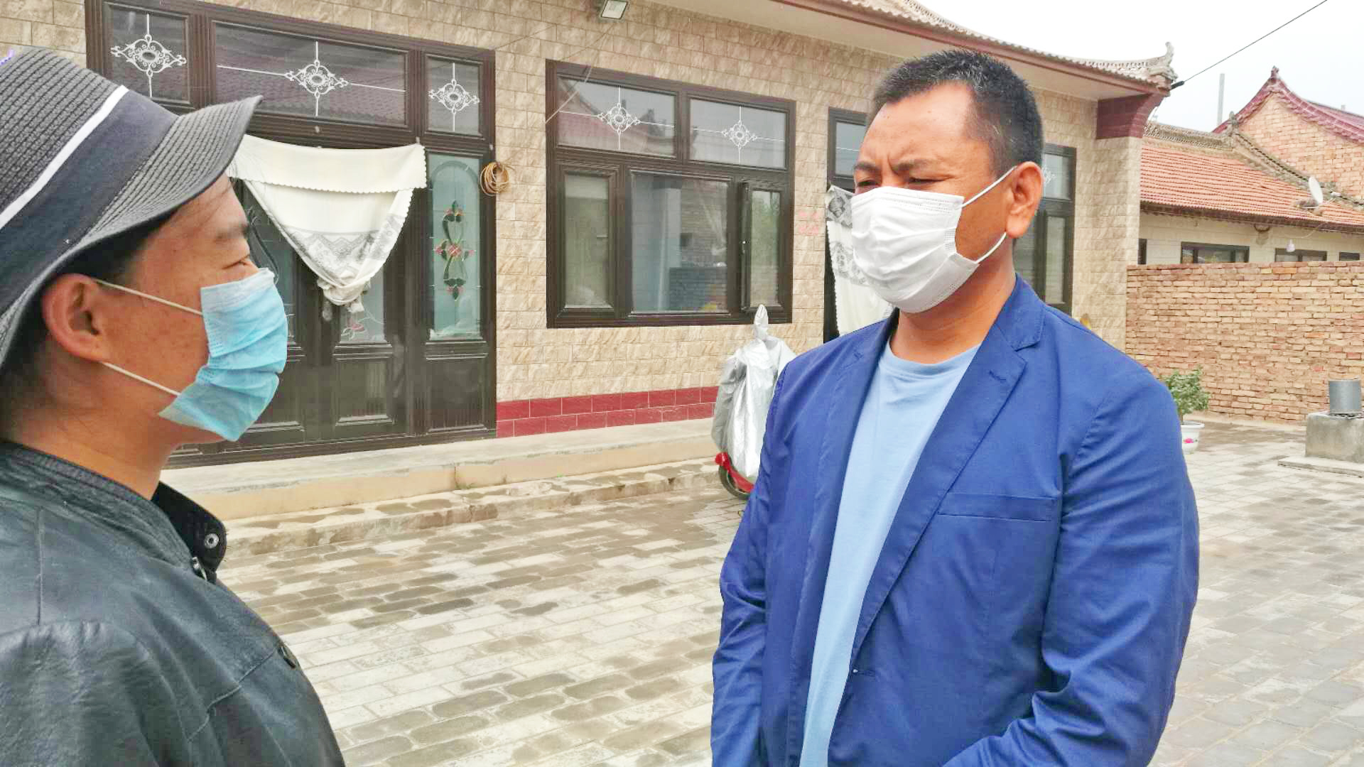 刘进文向村民宣传疫情防护知识。