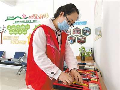 <p>　　5月8日，咸晓霞忙着整理便民服务台的机电维修工具。</p>