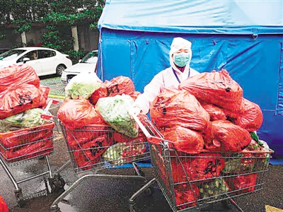 <p>　　刘津为社区居民采购蔬菜。</p><p>　　（图片由受访者提供）　</p>
