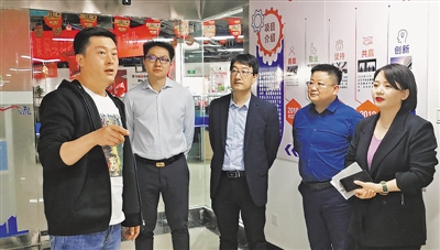 <p>　　石玉升（左一）向从银川专程来学习者介绍青年创业孵化园情况和线上线下配送及防疫工作经验。</p>