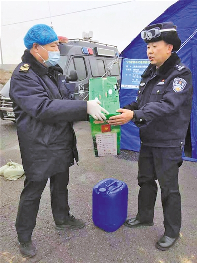 <p>　　王安青（左）为疫情防控一线工作人员送物资。　　　　　　　　　（图片由受访者提供）</p>