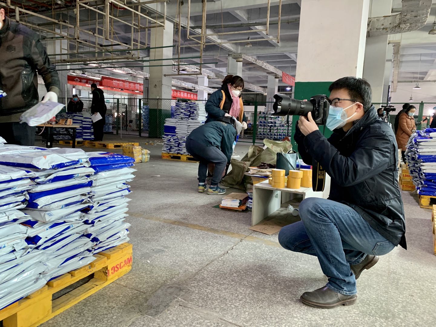 2月12日，宁报集团左鸣远在银川市邮件处理中心进行采访，用镜头定格战“疫”力量.jpg