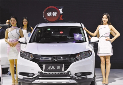 <p>　　　　靓丽的车模。</p><p>　　　　本报记者　左鸣远　摄</p>