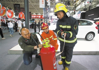 <p>　　　　会展中心的工作人员与银川市金凤区消防大队宁安中队的消防员检查灭火器。　　　　本报记者　王洋　摄</p>