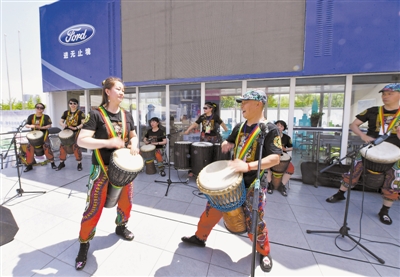 <p>　　　　场外非洲鼓表演引人关注。本报记者　左鸣远　摄</p>