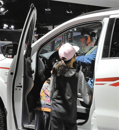 <p>　　小朋友在看车。</p>