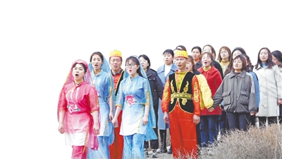 <p>　　宁夏回族自治区固原市西吉县将台堡镇明台村村民合唱《唱支山歌给党听》。本报记者　王玉平　实习生　杜银双　摄</p>