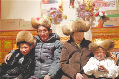 <p>　　西藏自治区拉萨市达孜区易地搬迁户旦增曲珍一家人在新家过年。</p><p>　　西藏日报记者　潘多　次仁平措　摄</p>