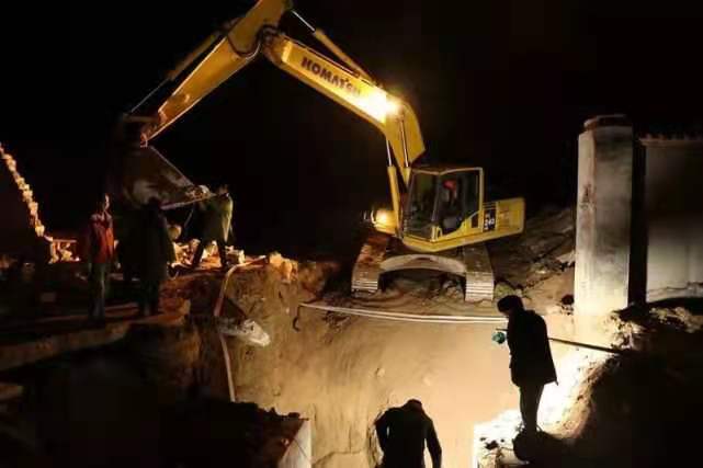 5 2020年底，西吉县供水主管道爆管，工作人员连夜抢修.jpg