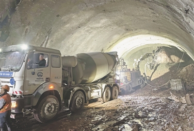 <p>香山隧道初支喷射混凝土施工现场。</p>