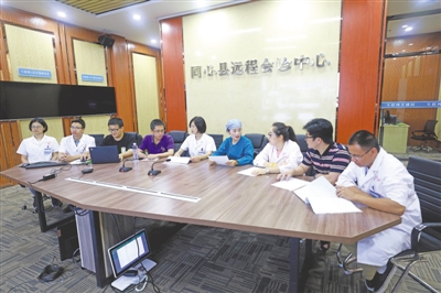 <p>　　同心县人民医院，来自福建省泉州市的医疗队通过远程医疗为病人会诊。　本报记者　王猛　摄</p>