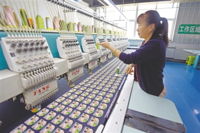 <p>　　海原县闽宁科技园，工人操作全自动缝制机加工服装袖标。　　　　　　　　　　本报记者　党硕　摄</p>