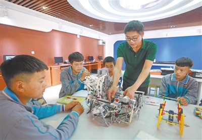 <p>　　在福建支教老师的倡导和帮助下，同心县初级中学成立了机器人兴趣小组。　　　　　　　　　　　　　　　　　　　　　　　　　　　　　　　　　　　　　本报记者　王猛　摄</p>