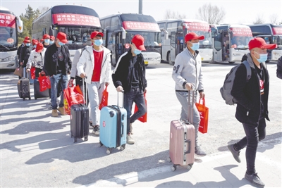<p>　　泾源县务工人员从六盘山机场乘包机赴福建厦门务工。</p><p>　　本报记者　党硕　摄</p>
