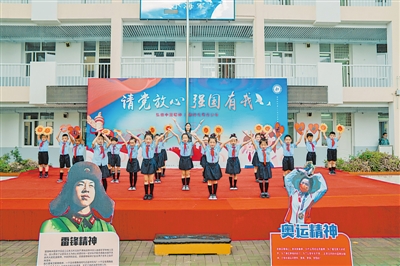 <p>　　兴庆区第五小学举行的“请党放心　强国有我”主题开学典礼上，同学们表演舞蹈“党在我心中”。　　　　　　　　　　　　　　　　　　　　　　　　　　　　　　　　　　　　　　　　　　　　　（图片由受访单位提供）</p>