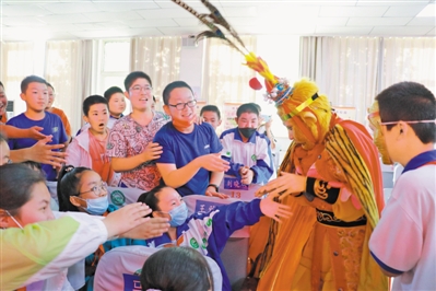 <p>　　银川市西夏区戏曲进校园活动走进银川市第十八中学。　　　　　　　　　　　　　　　　　　　　　　　　　　　　　　　（图片由银川市第十八中学提供）</p>