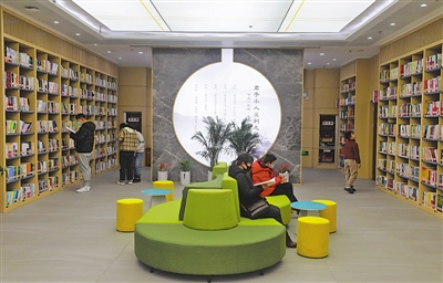<p>盐池县图书馆是一座现代化多功能的综合图书馆，设施完备、图书种类丰富，数字化体验等满足了人们的阅读需求。</p><p>本报记者　王猛　摄</p>