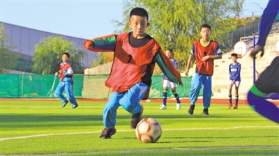 <p>　　小学生追逐“足球梦”。</p>