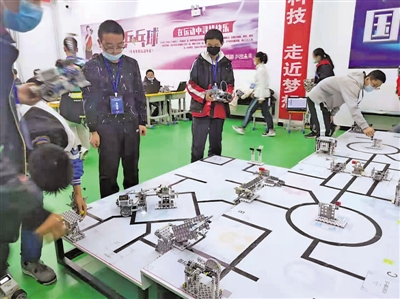 <p>　　海原二中学生参加机器人竞赛。</p>