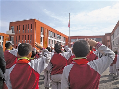 <p>　　新学校气派温暖的教学楼。</p>