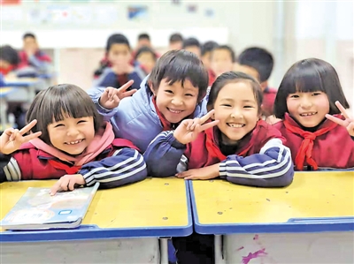 <p>　　阳光快乐写在吴忠市红寺堡区燕宝小学孩子们的脸上。</p><p>　　本报记者　李锦　摄</p>