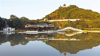 <p>　　　　卧龙山公园一景。</p>