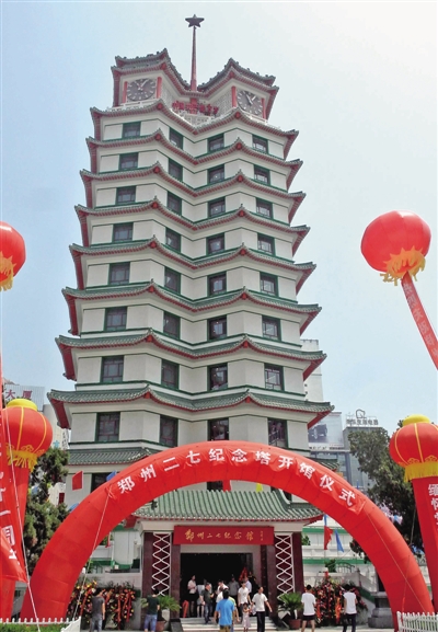 <p>　　游客进入郑州二七纪念塔参观（2012年7月1日摄）。新华社发　</p>