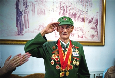 <p>　　魏天录胸前挂满了奖章。</p>