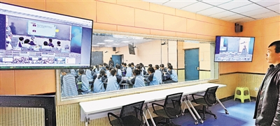 <p>　　海原县李旺中学学生在智慧教室上课。</p>