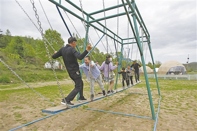 <p>　　游客在泾源县百花溪谷产业融合发展示范园游玩。</p>