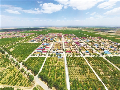 <p>　　沙坡头区永康镇永乐村被千亩苹果园环抱。</p><p>　　本报记者　何耐江　摄　　</p>