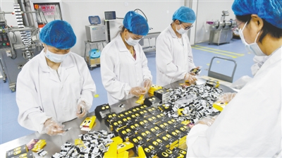 <p>　　↓　中宁现代枸杞加工示范园区里，一家企业的工人在包装枸杞糖肽制品。目前，全球首条枸杞糖肽生产线落户中宁，冻干枸杞、枸杞清汁、饮料、酵素等生产线相继建成，枸杞产业链进一步延伸。　　　　　　　本报记者　王鼎　摄</p>