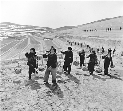 <p>　　20世纪70年代，西吉县平峰公社的社员们送肥到农田。		　　		　　</p>