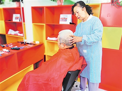 <p>　　银凤小区居民在邻里驿站理发。</p>