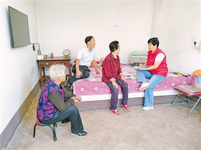 <p>　　村干部（右一）走村入户了解民意。</p>