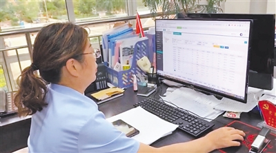 <p>　　社区工作人员线上督导群众急事难事解决进度。</p>