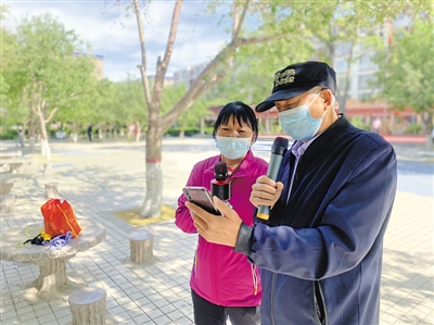 <p>　　群众在小区广场上唱红歌。</p>