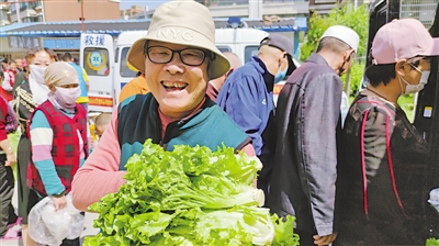 <p>　　爱心企业为群众送免费蔬菜。</p>