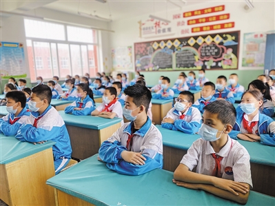 <p>　　贺兰县第二小学的同学们聚精会神学习党史知识。</p>