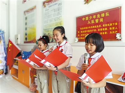 <p>　　贺兰县第二小学的“红领巾”宣讲员讲党史。</p>