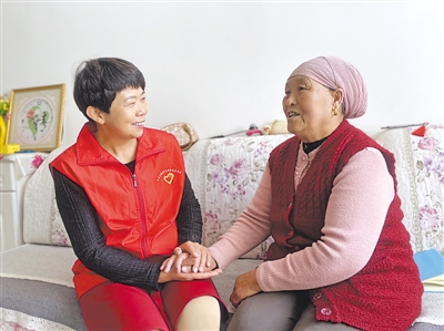<p>　　金贵镇江南村志愿者上门为群众讲党史。</p>