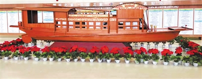 <p>　　复制的南湖红船在银川市民大厅展出。</p>