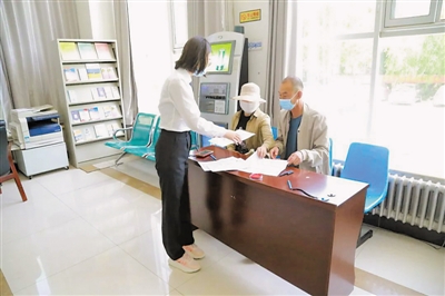 <p>　　中卫市沙坡头区法院为老年人诉讼开辟“绿色通道”。</p>