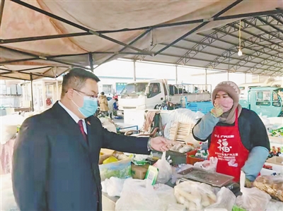<p>　　灵武市人民检察院检察官在农贸市场检查。</p>